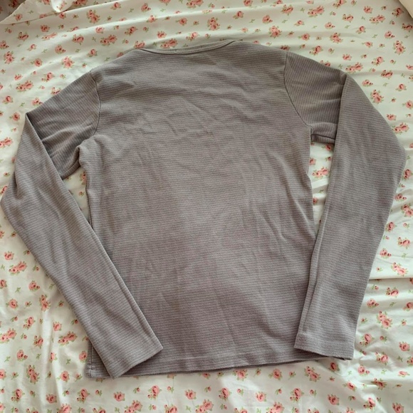 Brandy Melville Long Sleeve - Picture 2 of 2